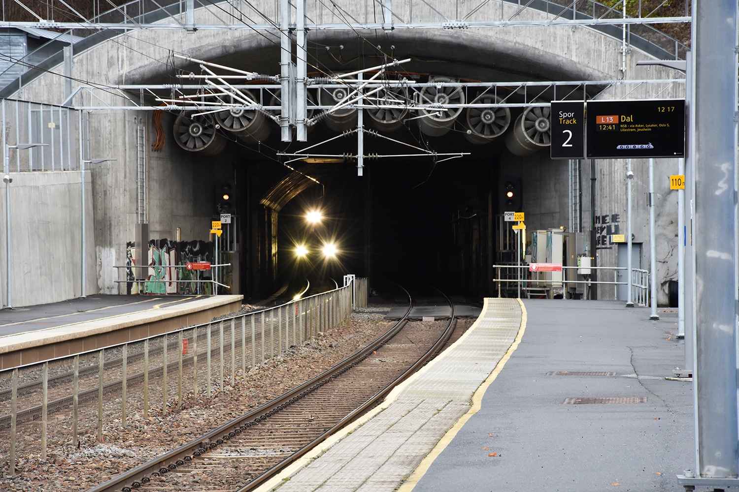 STOR JOBB: Lieråsen tunnel er en av landets tettest trafikkerte. Nå må den fornyes, selv om tunnelportalen her i Lier ble modernisert for vel ti år siden.