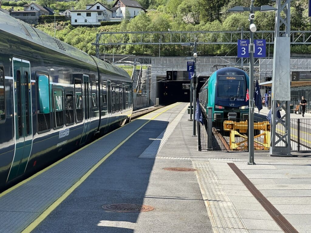 Arna stasjon har nå fire tog i timen til Bergen. Samtidig er kapasiteten kraftig forbedret for både person- og godstog.