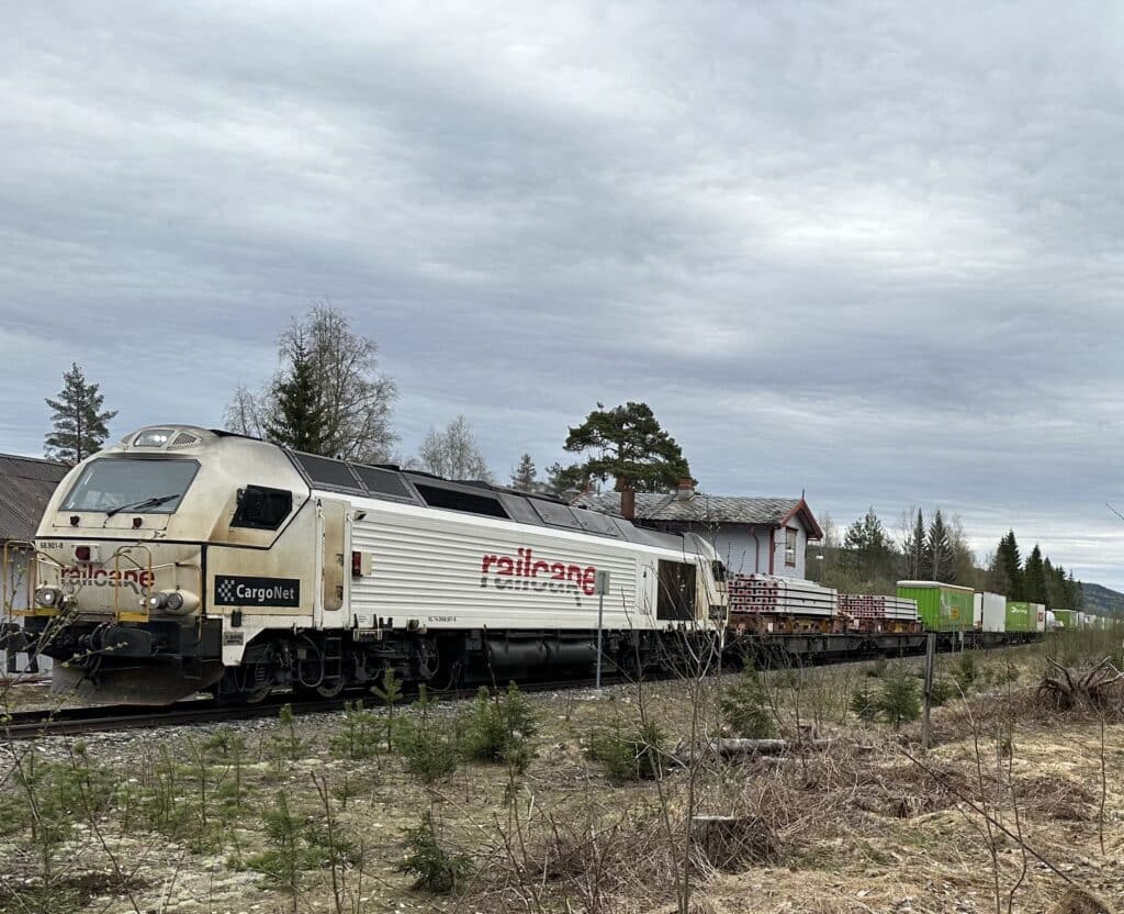 Omledet godstog fra CargoNet på Rørosbanen noen dager før Randklev bru kunne åpnes igjen.