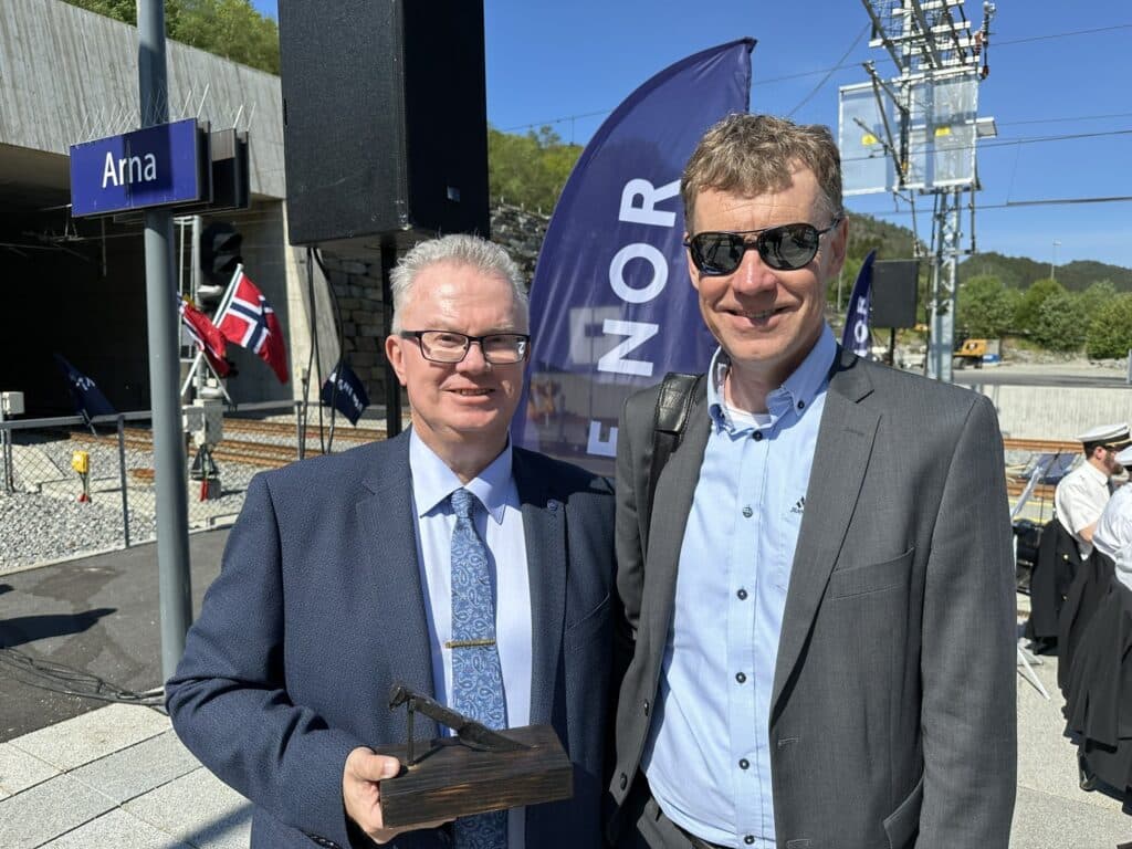 Jernbanedirektør Knut Sletta (t.h) kunne gratulere prosjektdirektør Hans-Egil Larsen i Bane NOR med åpningen av et stort anlegg før tiden og til under kostnadsrammen.