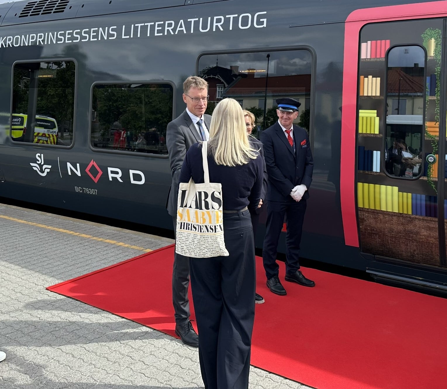 Jernbanedirektør Knutt Sletta ønsker sammen med SJNorge - direktør Rikke Lind og konduktør Frode Barmoen HKH Kronprinsesse Mette Marit velkommen ombord på Litteraturtoget.