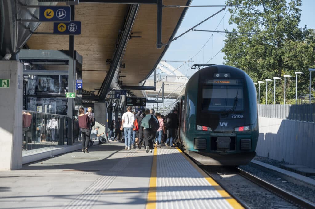 Vy-tog på Ski stasjon