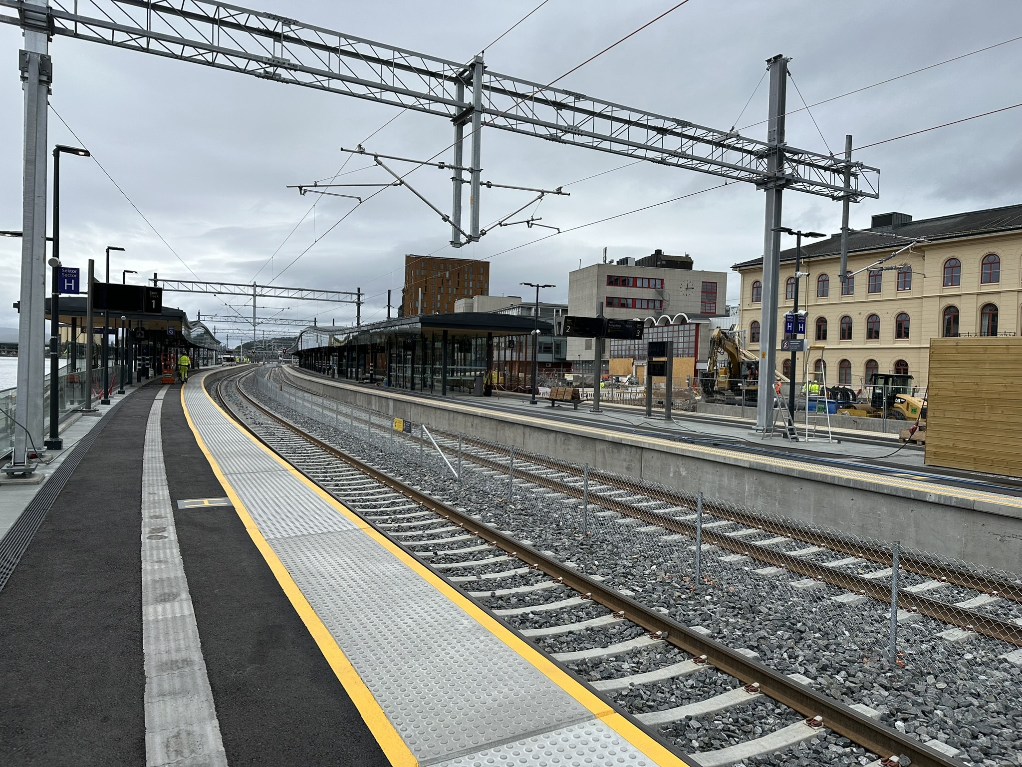 Når alle seks togspor med nye plattformer åpner sammen med nytt dobbeltspor mot Vestfold er kapasiteten på Drammen stasjon også vesentlig økt.