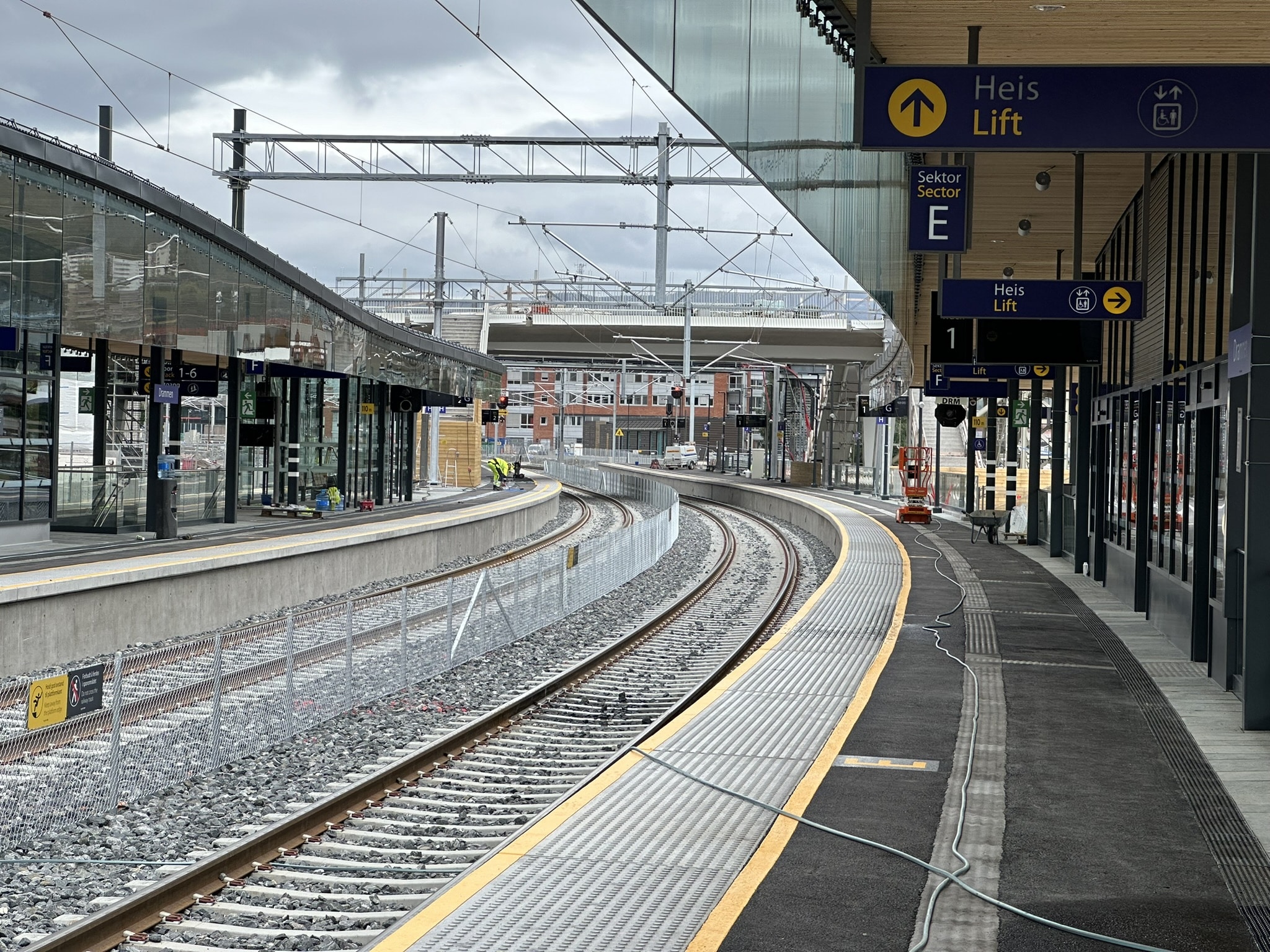 De nye plattformene i Drammen er 350 meter lange og har en høyde på 76 cm over sporet for lett adkomst til togene.