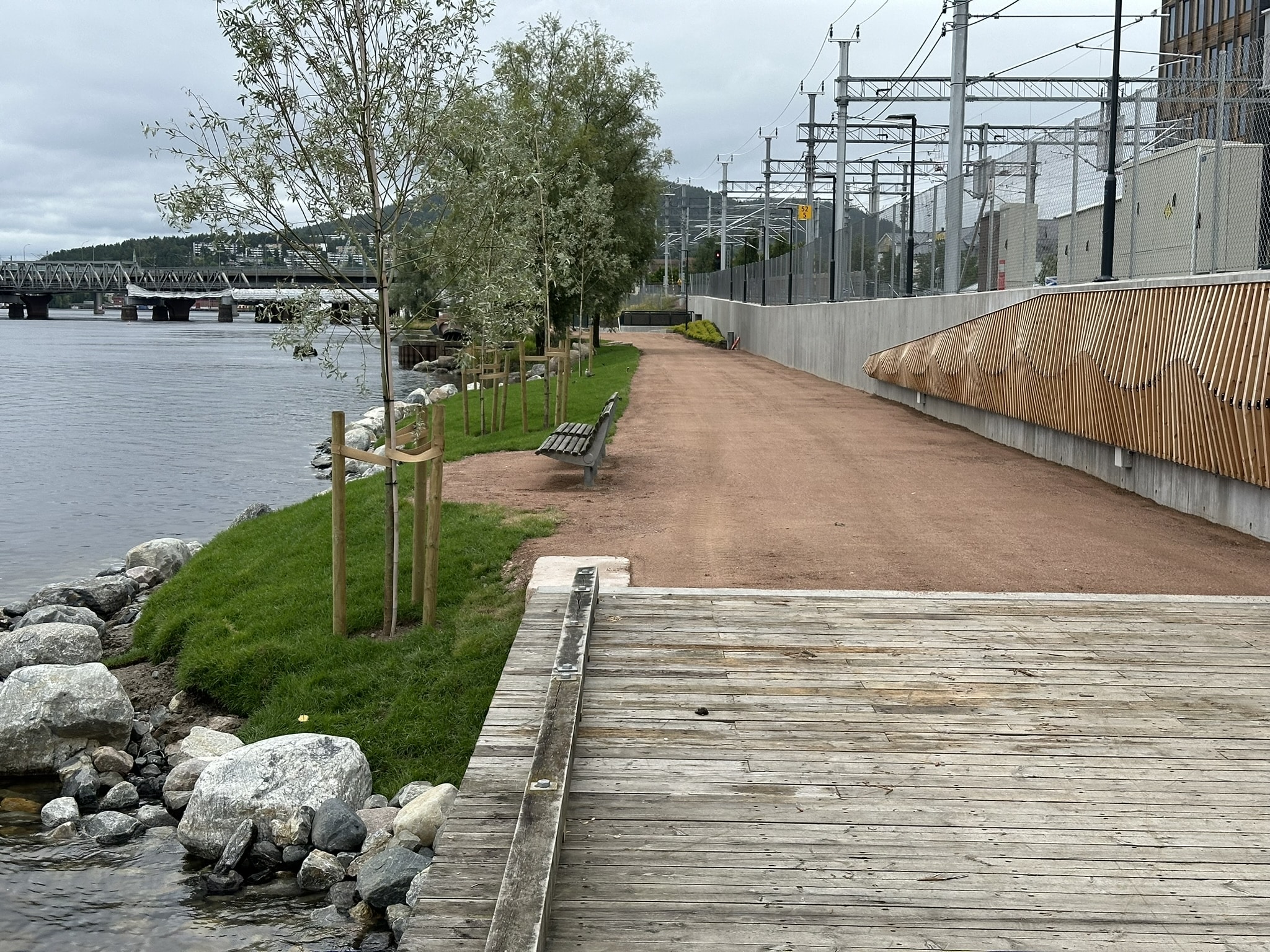 Elvepromenaden langs jernbanen ved Drammen stasjon er nå tilbake.