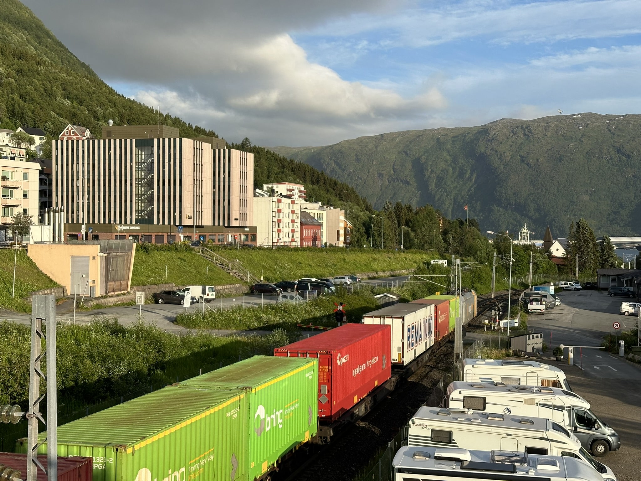 Arctic Rail Ekspress på veg gjennom Narvik by til Narvikterminalen.