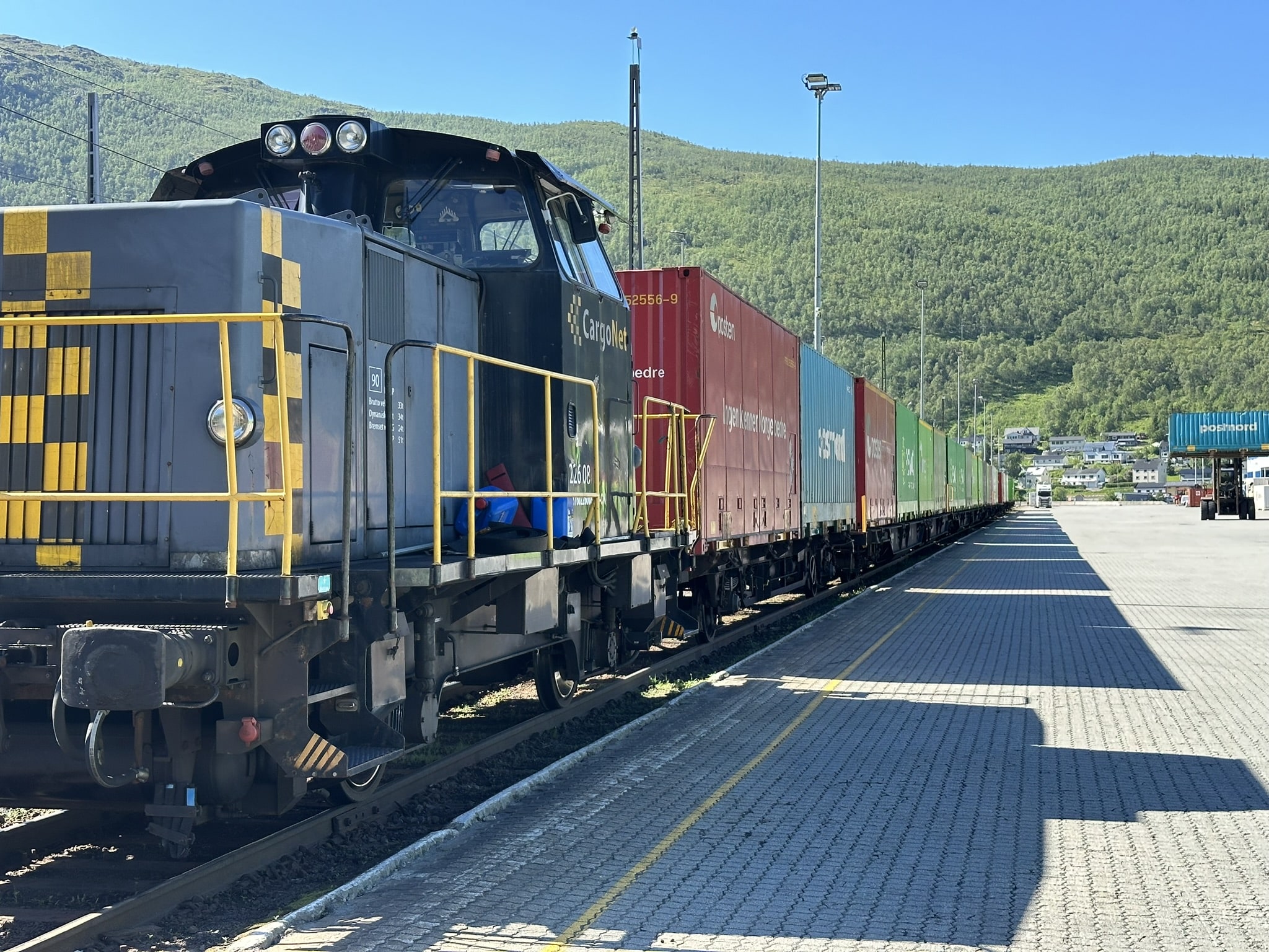 Skiftelok foran en snart ferdig opplastet vognstamme for sørgående Arctic Rail Express på Narvikterminalen