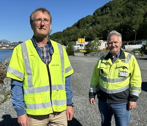Regiondirektør Thor Brækkan (t.v) og prosjektleder Tor Gunnar Pedersen på området som skal få nye oppstillingsspor i Narvik i høst.