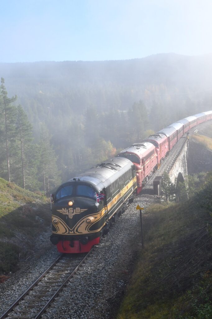 Raumabanen 100 år Jora bru med tog 7099 20. september 2024 kt