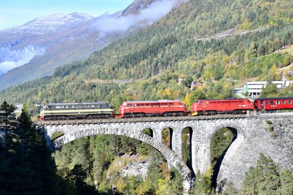 Raumabanen 100 år Kylling bru med trippel Di3 i tog 7099 20. september 2024 kt