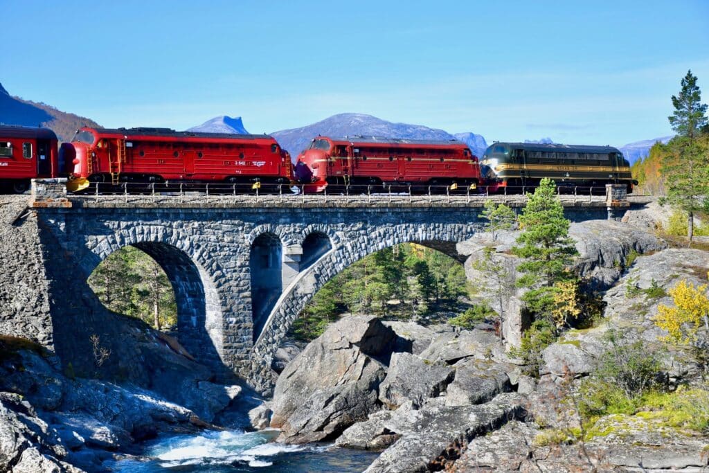 Bilder fra Raumabanejubileet. (Foto: Kjetil Tømmerås)