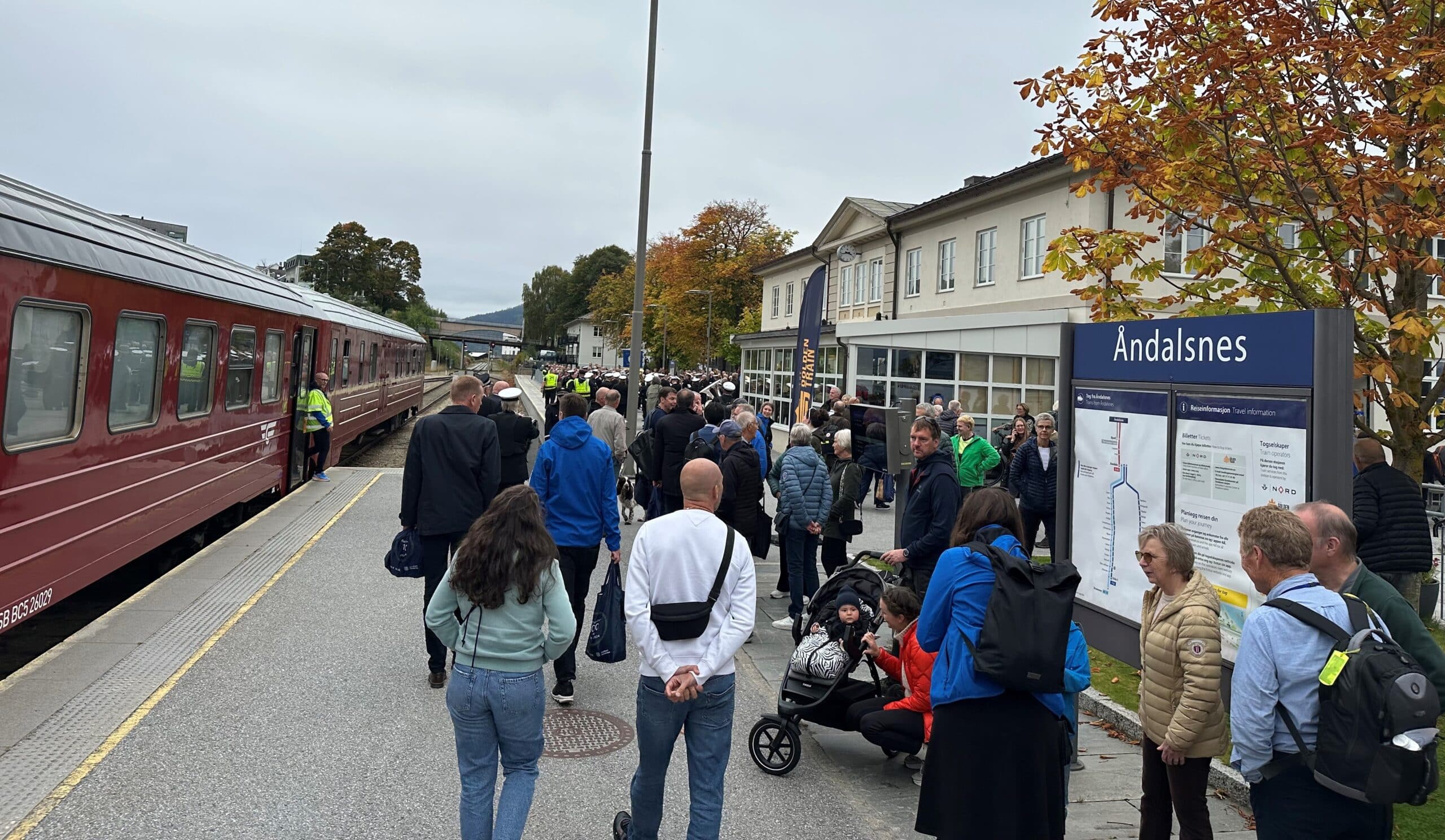 Jubileumstoget på Åndalsnes stasjon