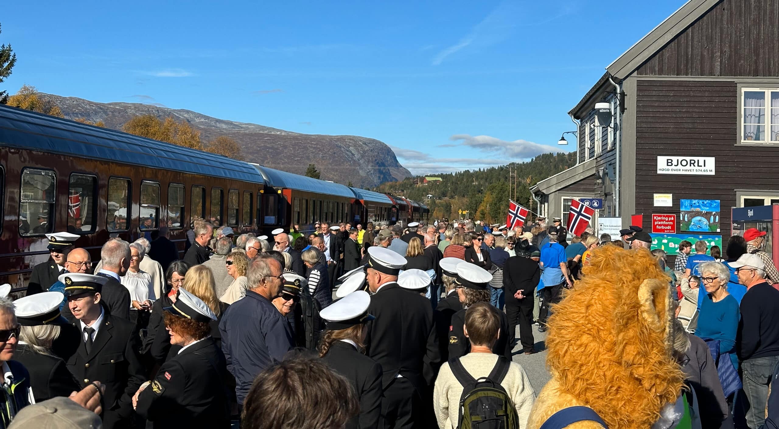 Folk på Bjorli stasjon som feirer Raumabanen