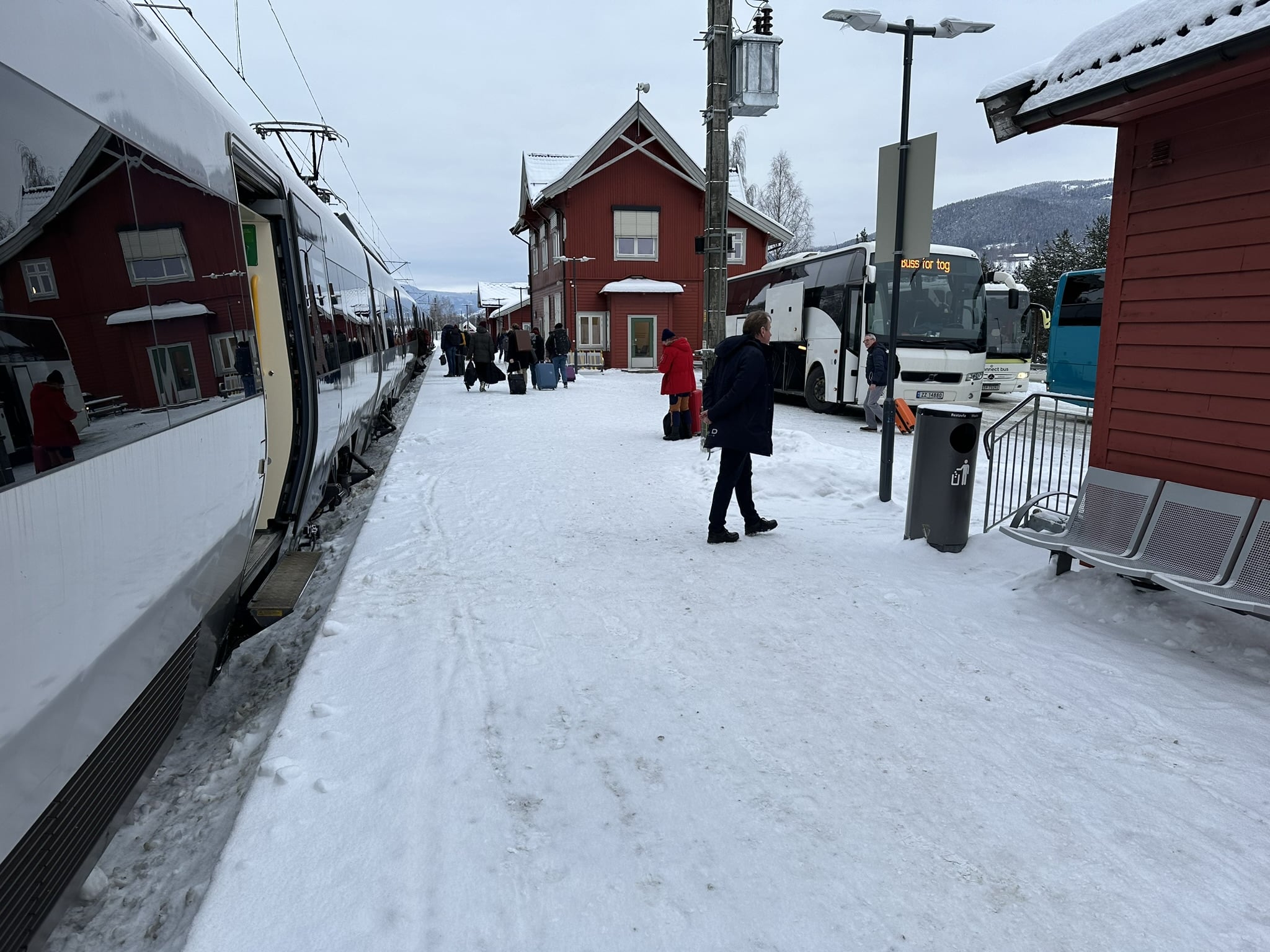 Fåvang stasjon fikk ny plattform og ble satt i stand for å håndtere overgang mellom buss og tog under bruddet.