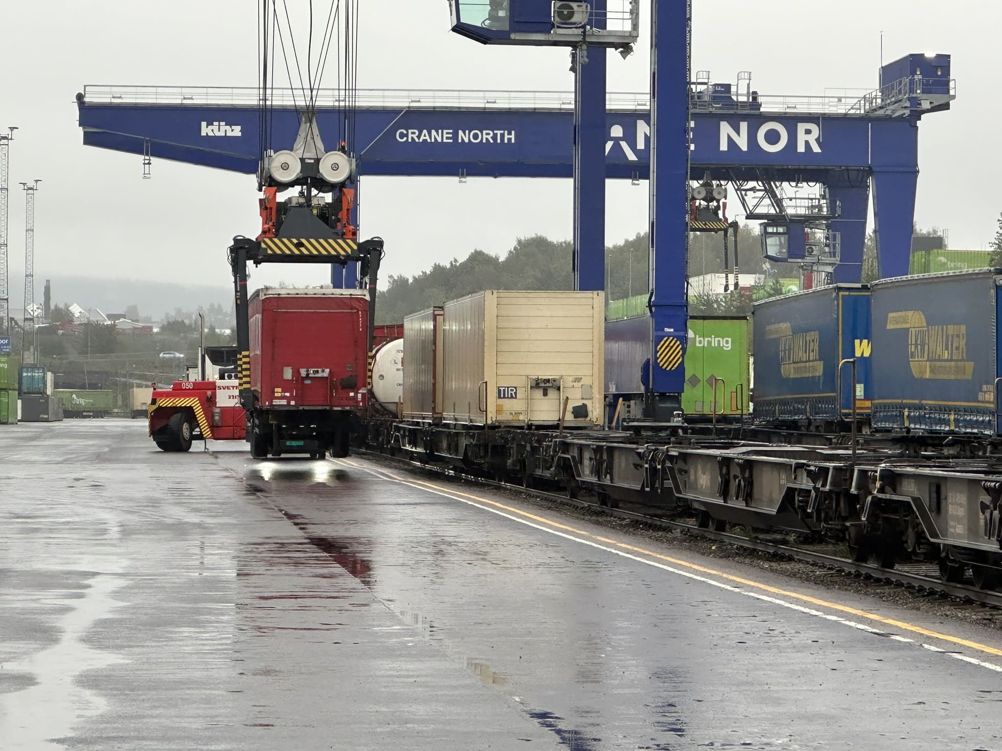 Container lastes opp på godstog på Alnabru.