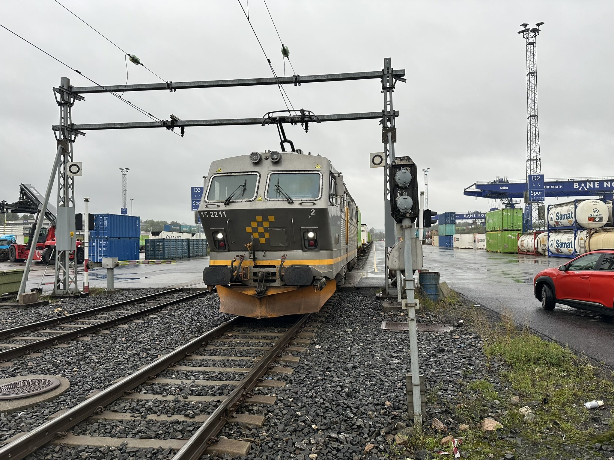 Godstog med lok type El 16 klar til avgange fra Alnabru. Punktligheten i godstrafikken har vist god utvikling gjennom sommeren.