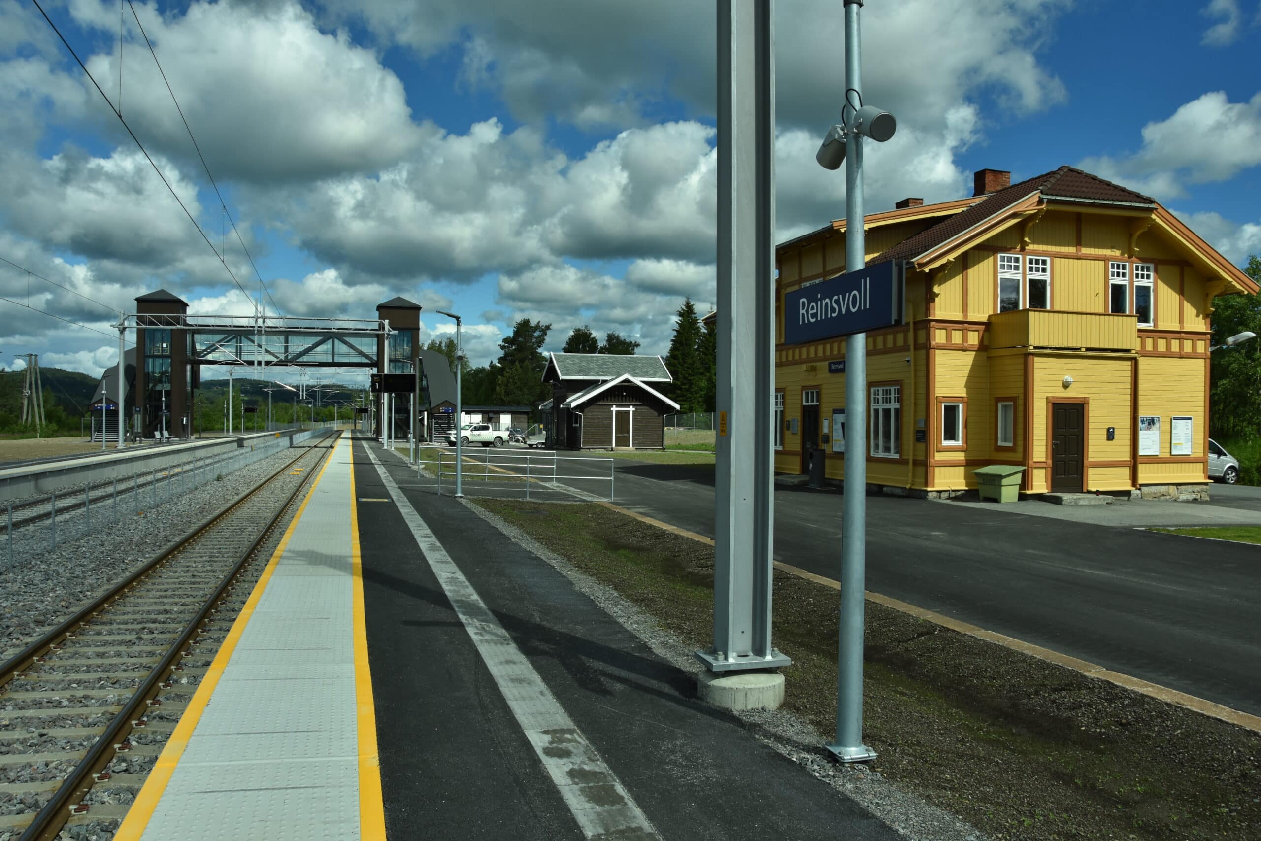 På Reinsvoll er det bygget nytt kryssingsspor, nye plattformer og overgangsbru for økt kapasitet på Gjøvikbanen.