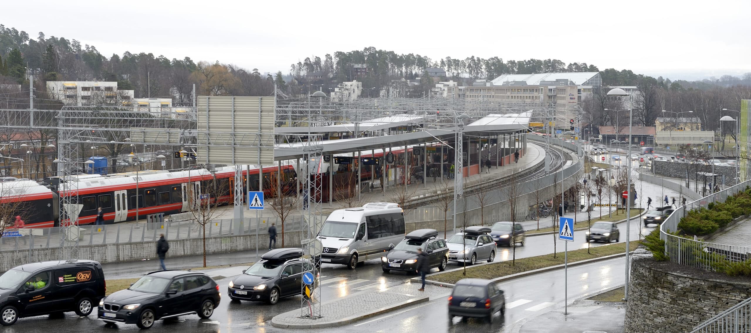 Tog og biler ved Lysaker stasjon