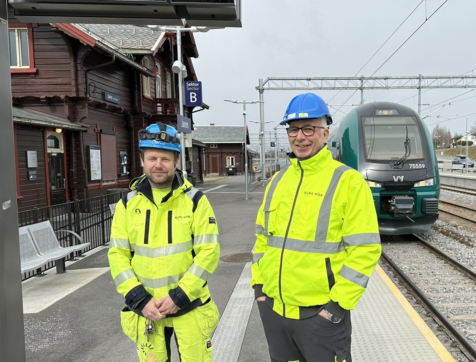 Signalmontør Espen Solberg og Gjøvikbanen og Kjell Hoklter i ERTMS-prosjektet er fornøyde med at anlegget nå er i vanlig drift.