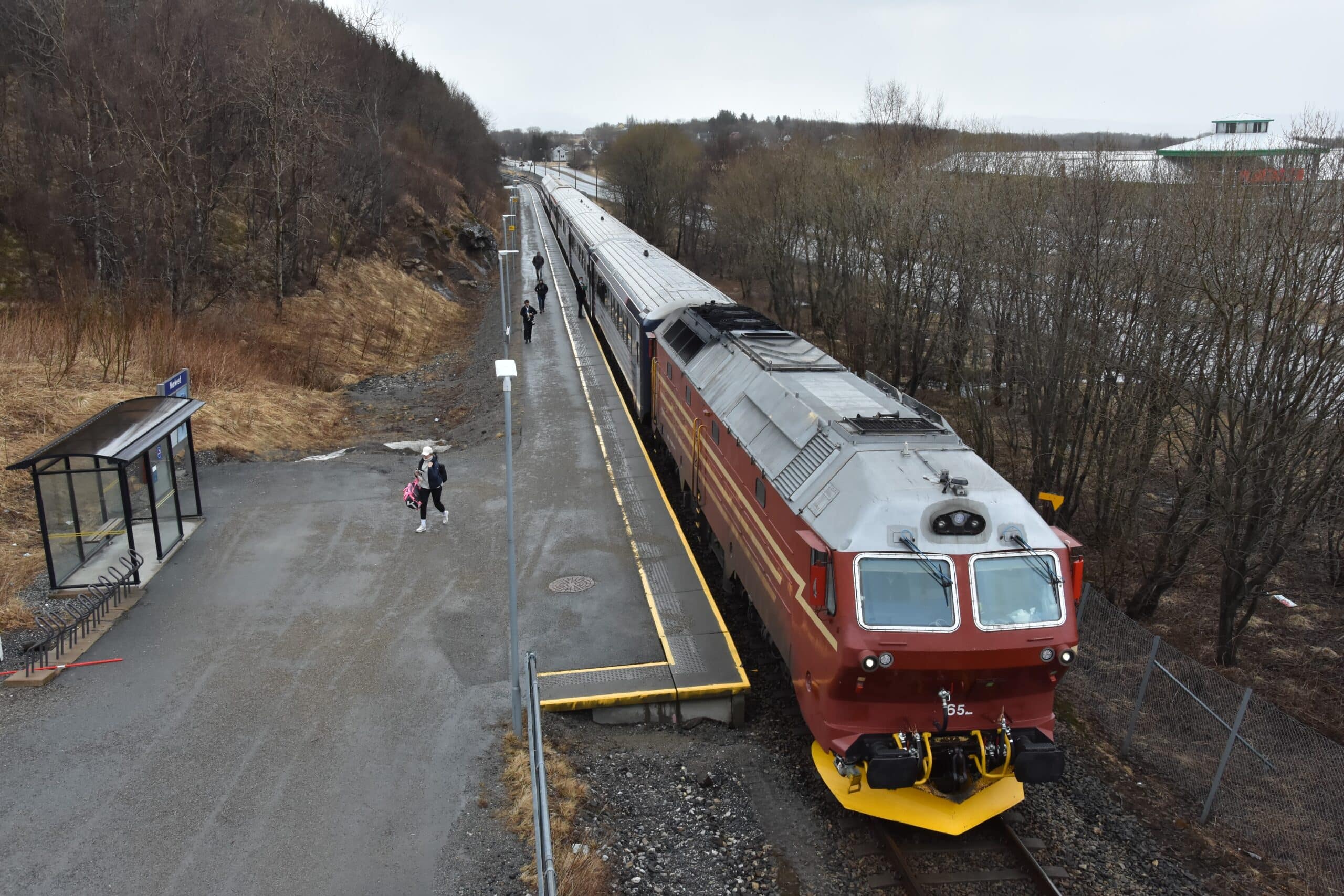 Nattoget fra Trondheim gjør her et kort stopp på Mørkved holdeplass like før det ankommer Bodø.