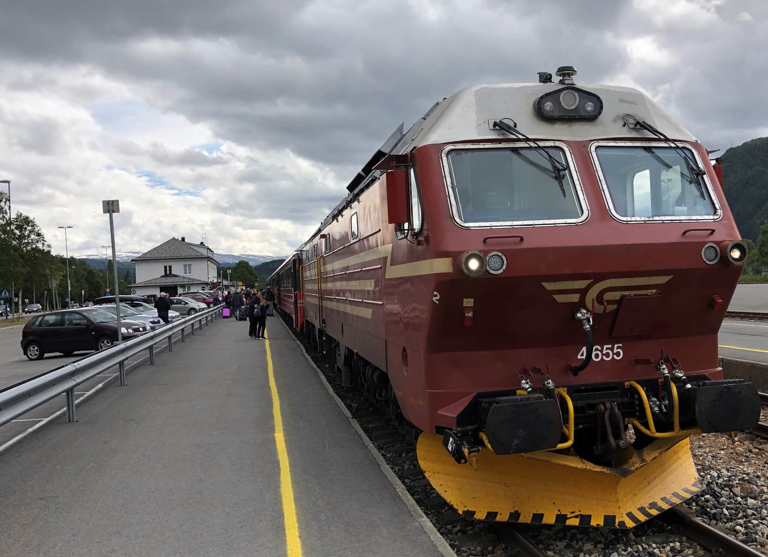 Nordlandsbanens dagtog på Mosjøen stasjon. Lokomotiv type Di4 er bygget i 1980.