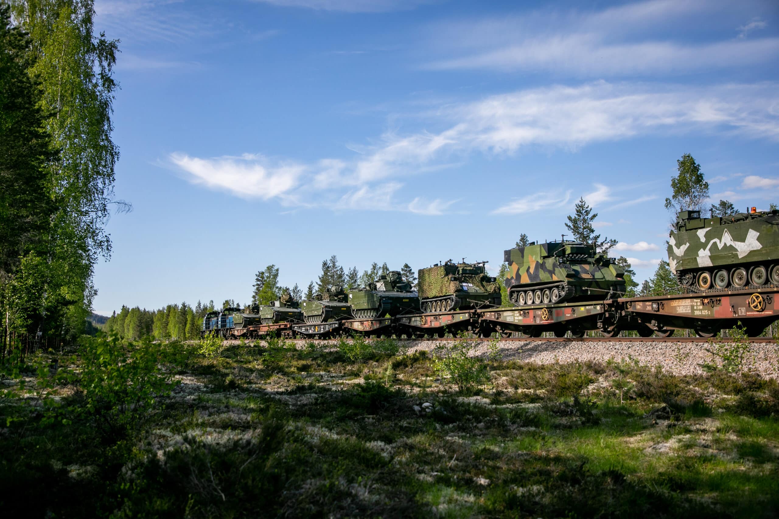 Telemark bataljon laster tog med militært materiell som skal til Nord-Norge i forbindelse med årets største øvelse Thunder bolt. Ved hjelp fra Forsvarets kompetanse senter for logistikk fraktes over 1000 tonn med materiell med tog, båt og lastebiler for å delta på øvelsen.