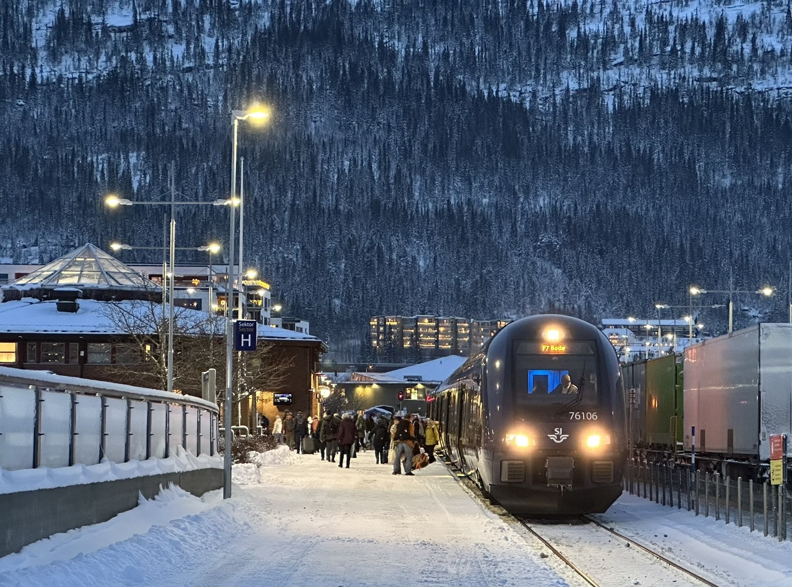 Her er tog type 76 ankommet Mo i Rana Med dagtoget som erstatning tog med Di4-lok og vogner i desember.