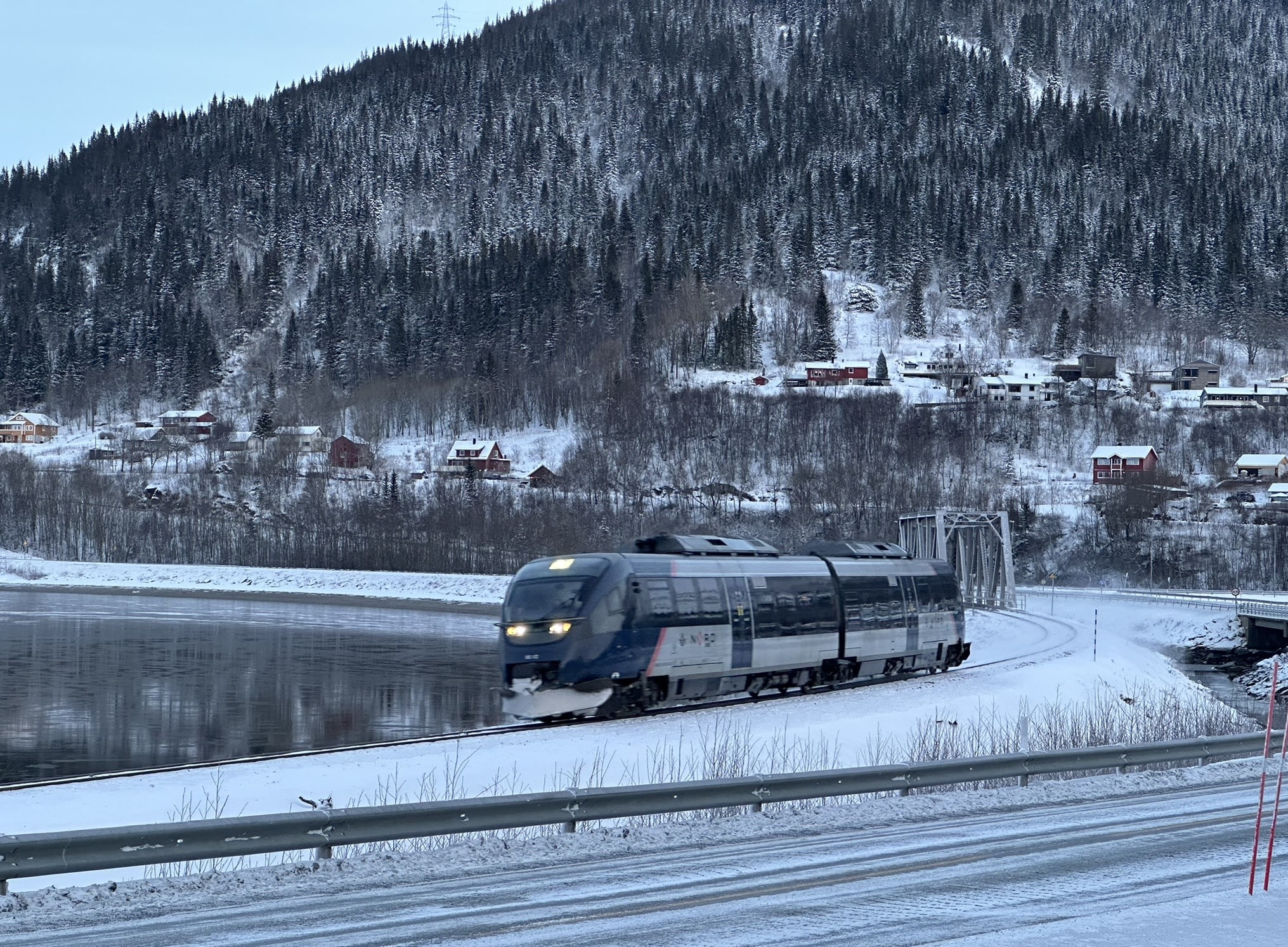 Regiontog Bodø - Mosjøen med type 93 sør for Mo i Rana.