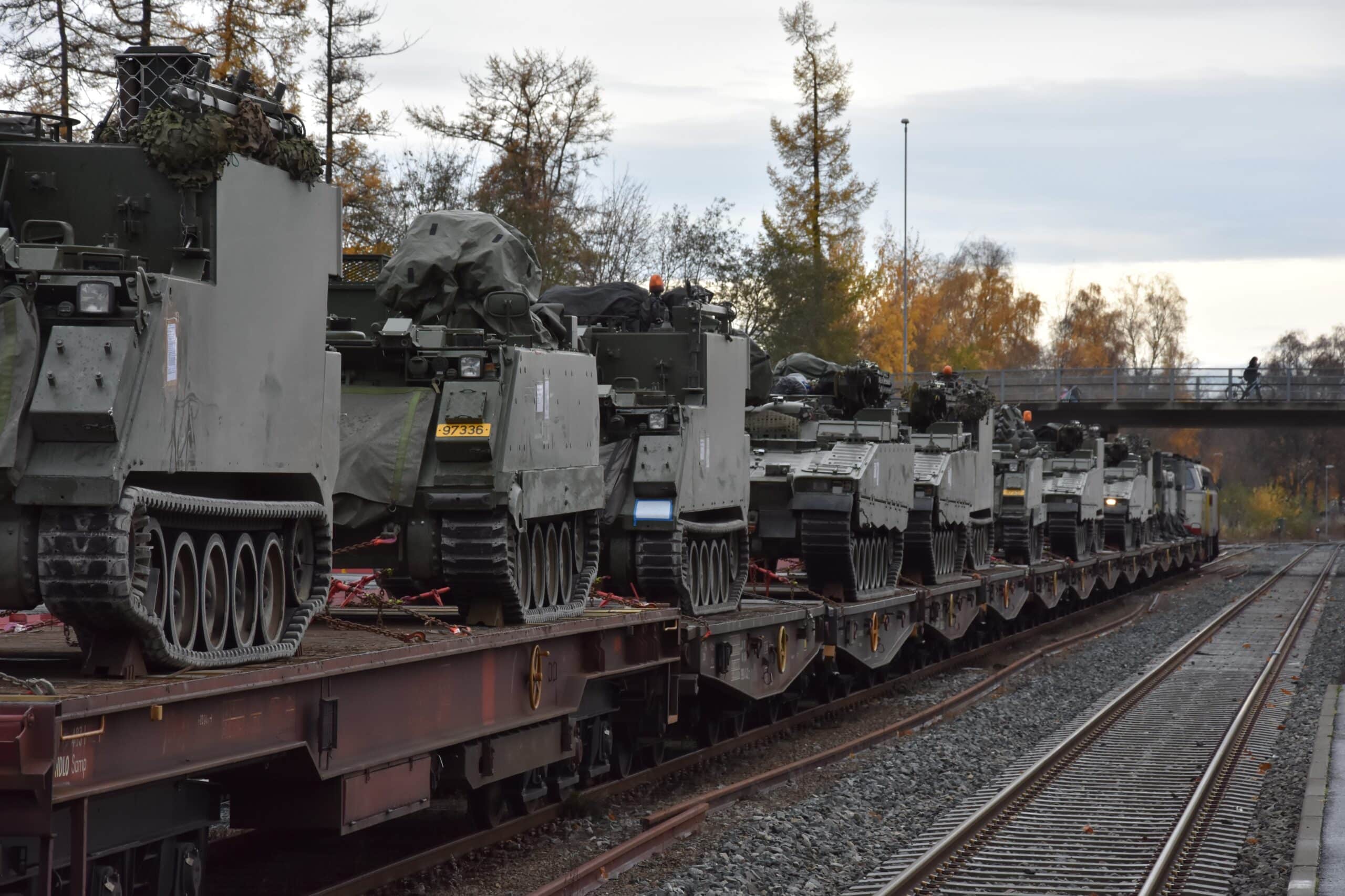 Jernbanen er en viktig del av totalforsvaret med sin evne til å frakte store mengder utstyr over lange avstander.