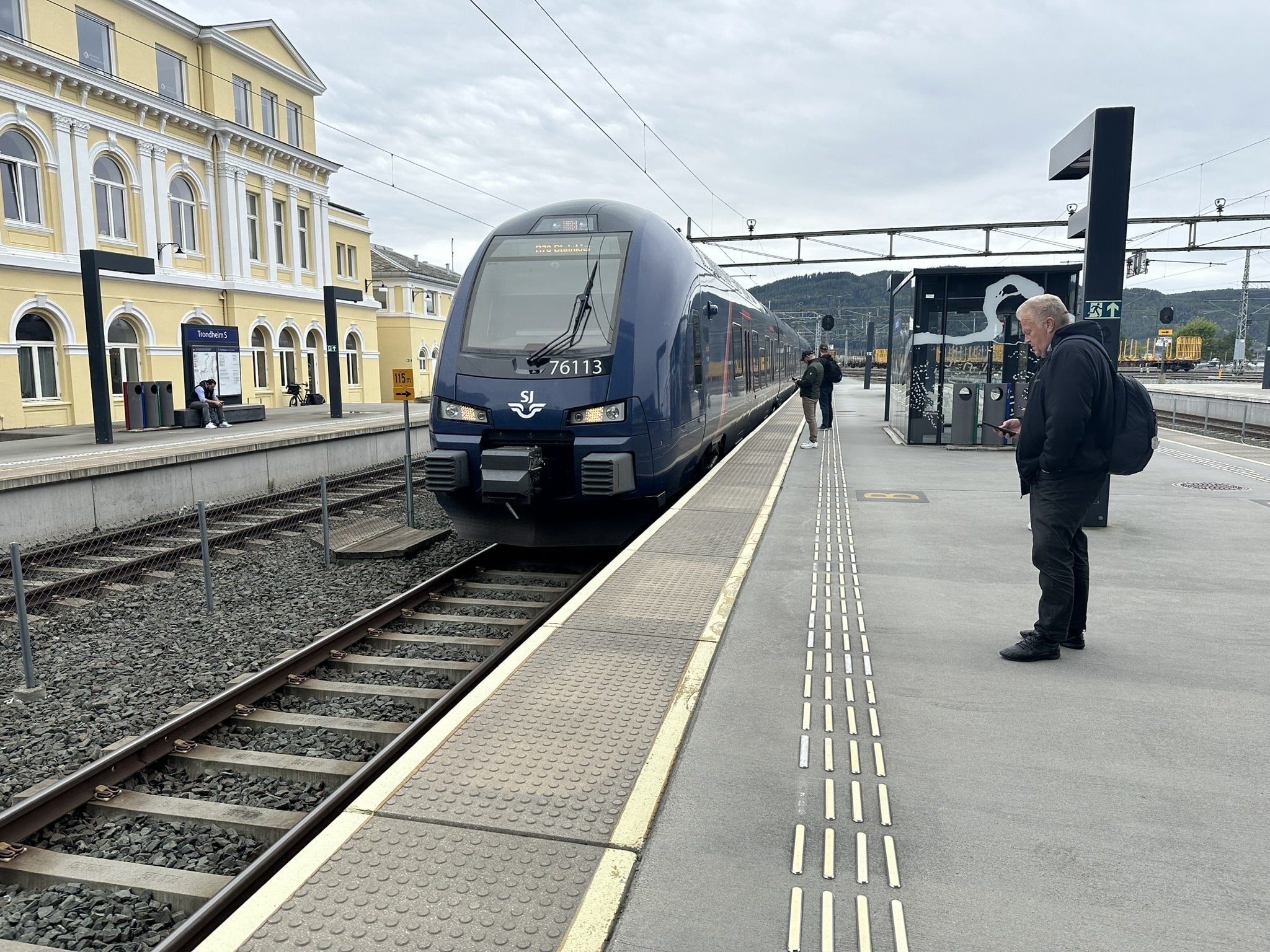 Tog på Trønderbanen ankommer Trondheim S.