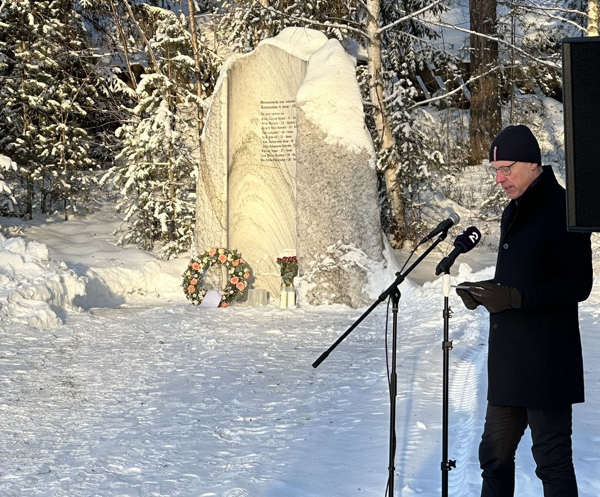 Minnemarkering Åsta-ulykken. Knut Sletta holder tale.