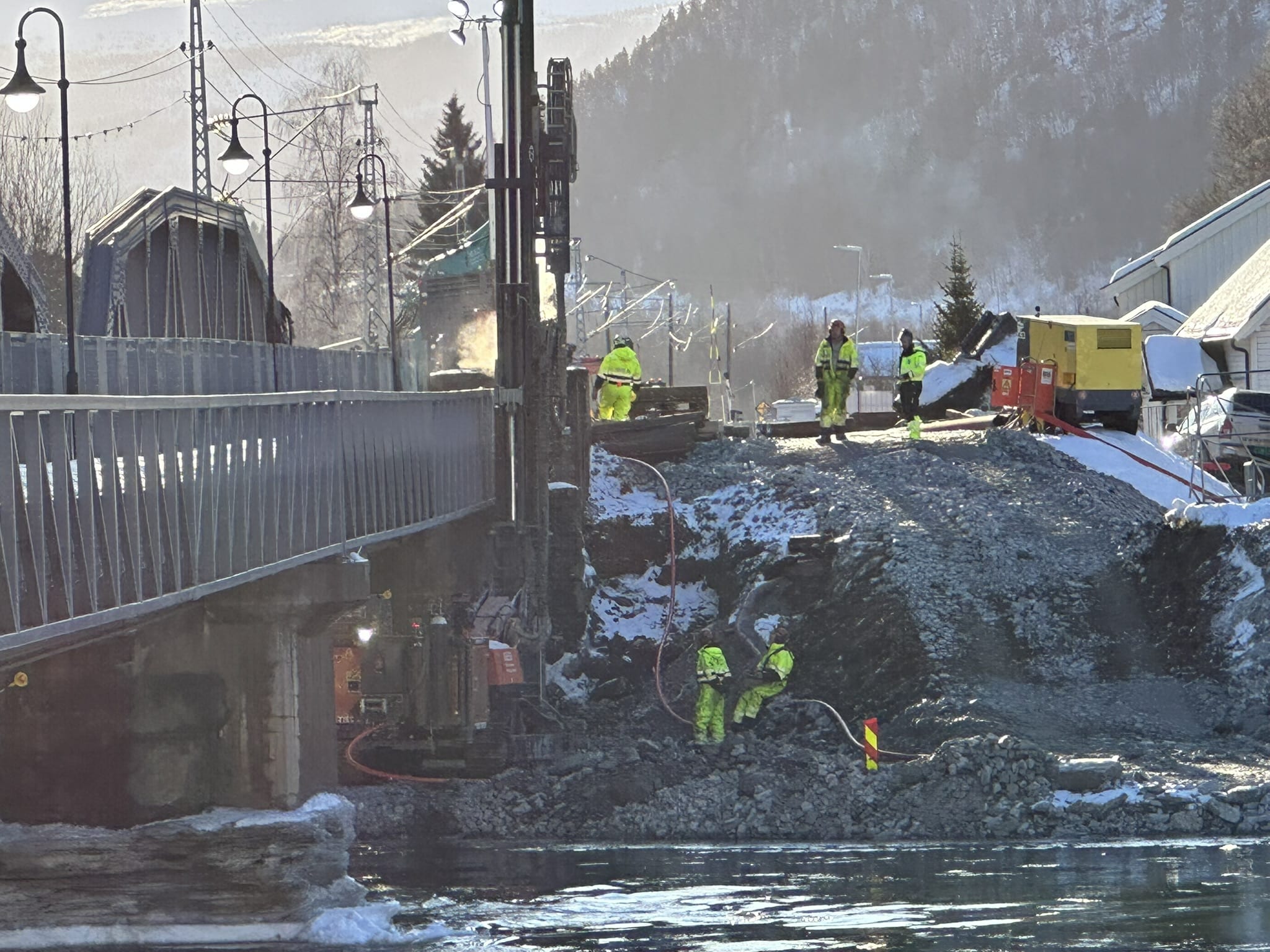 Arbeid med å forsterke søndre landkar på Otta bru vil pågå fram til midten av april