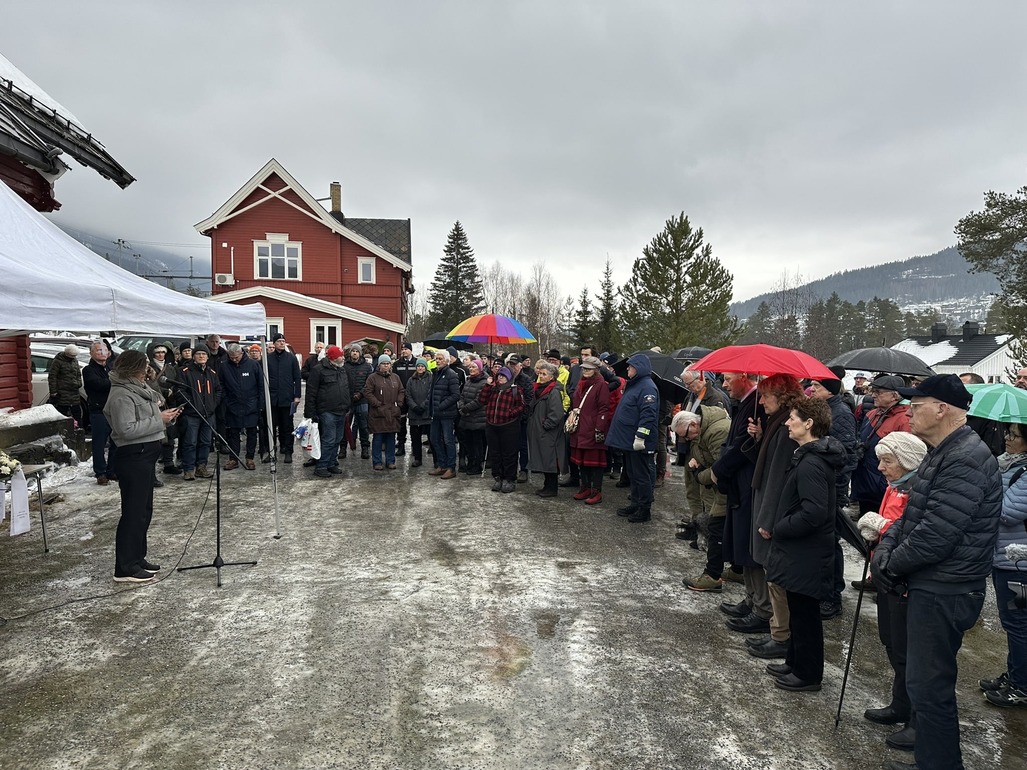 Det var mange som møtte fram til minnemarkeringen på Tretten 22. februar 2025.