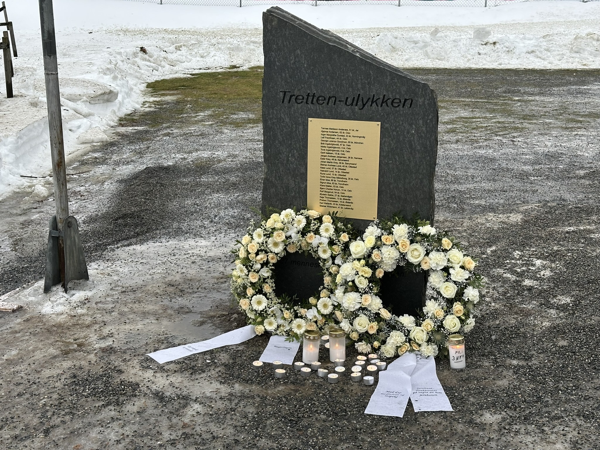 Minnesteinen på Tretten stasjon kom på plass 50 år etter ulykken.