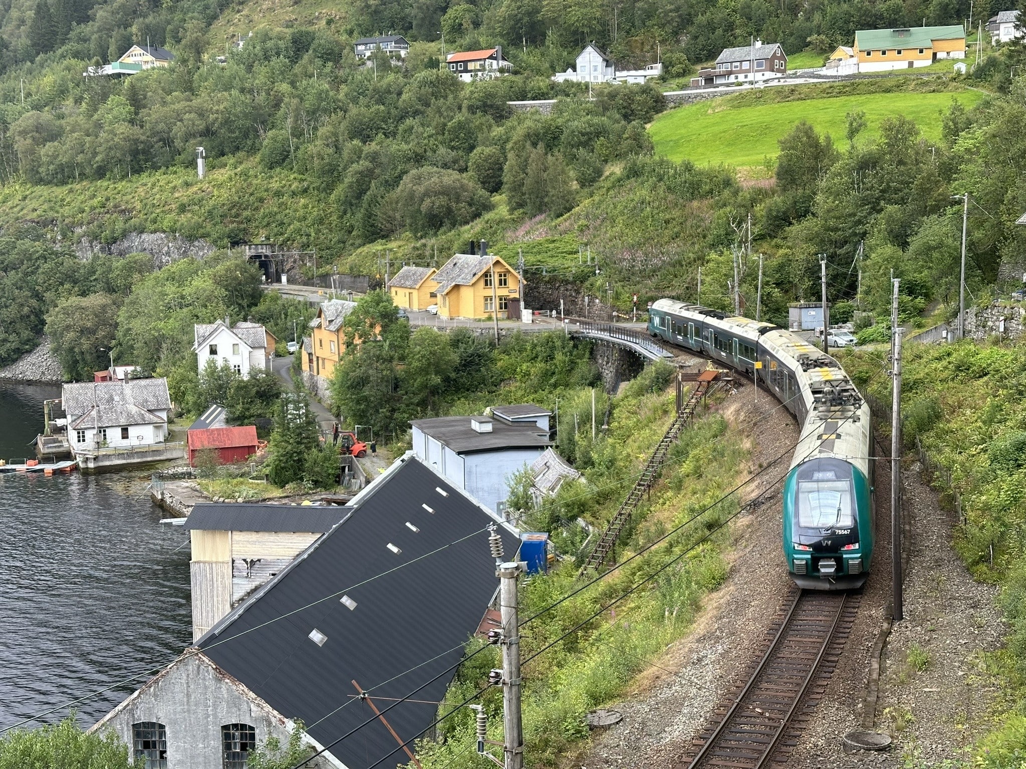 Vossebanen ved Trengereid. Her følger banen den opprinnelige Vossebane-traseen med låg fart og krappe kurver.