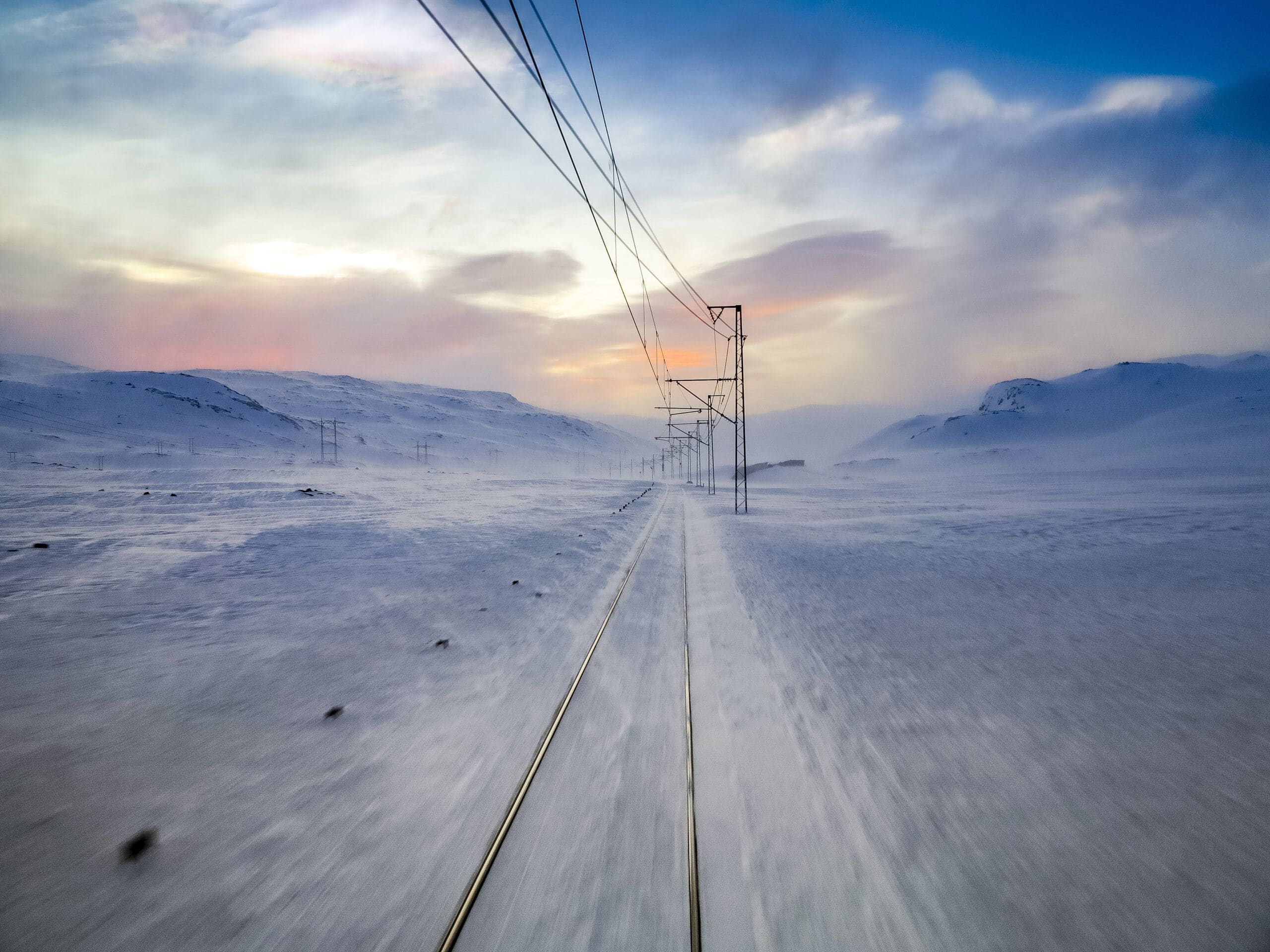 Bilde av jernbanespor over fjellet