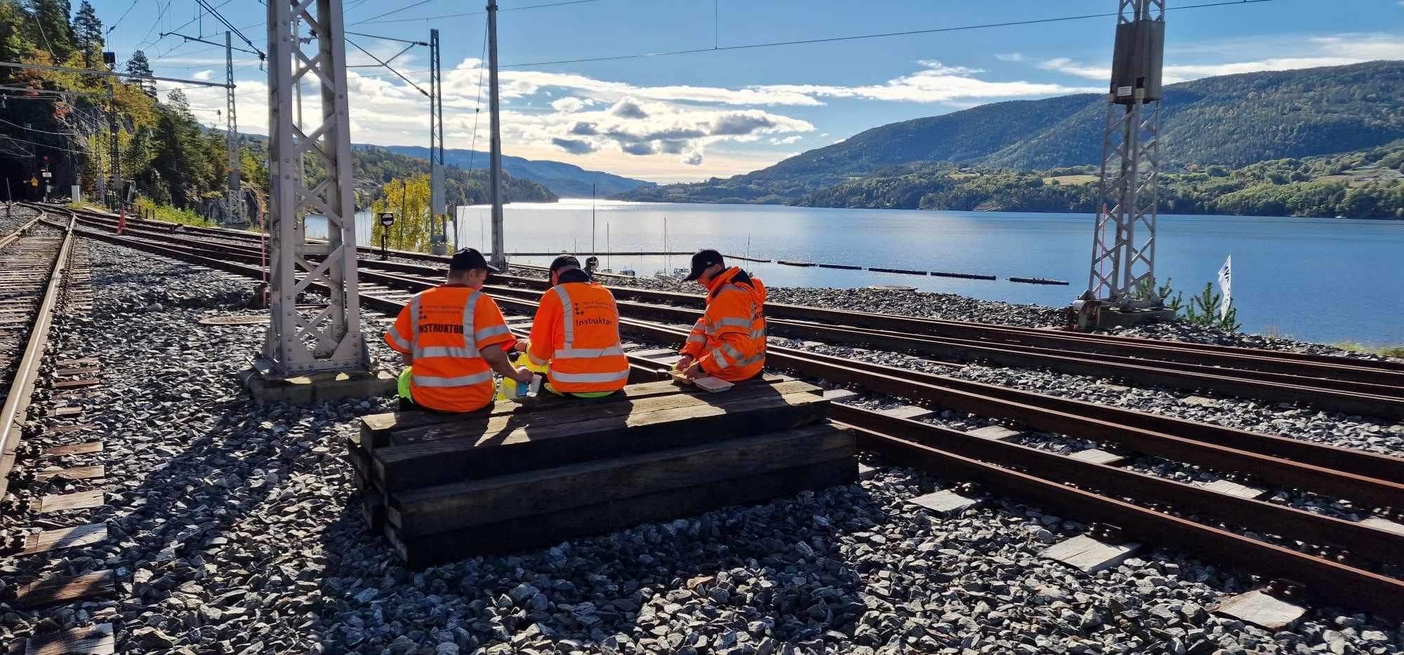 instruktører i sola.